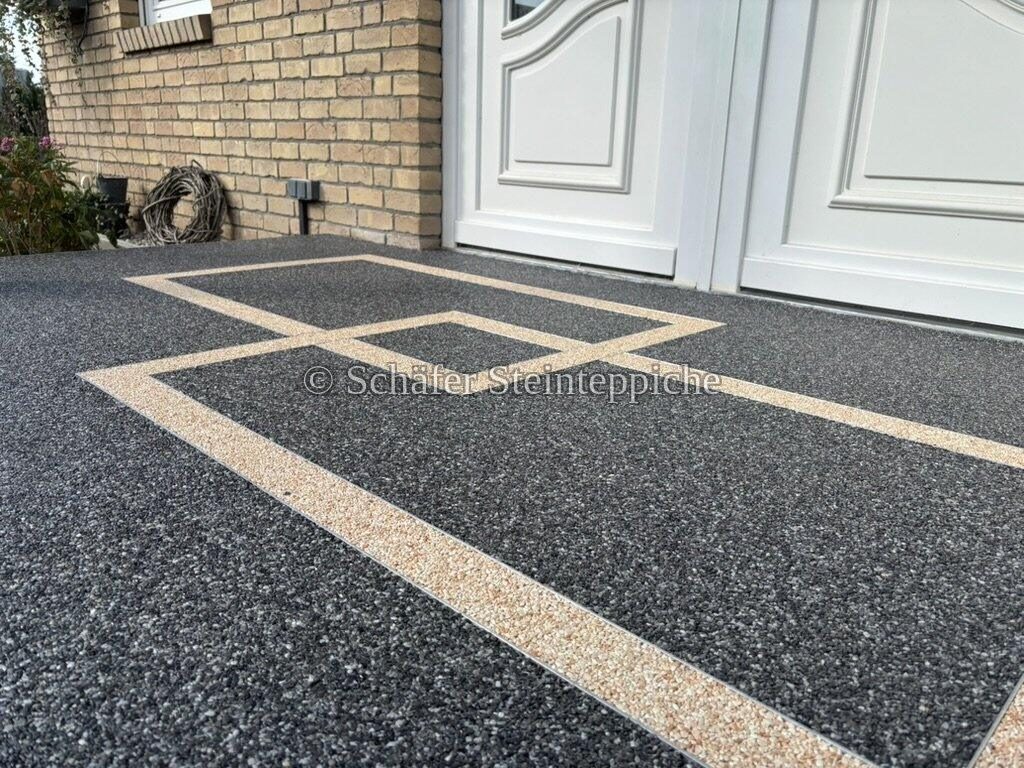 Eingangsbereich mit eingearbeitetem Doppelquadrat-Muster, Weitwinkel
