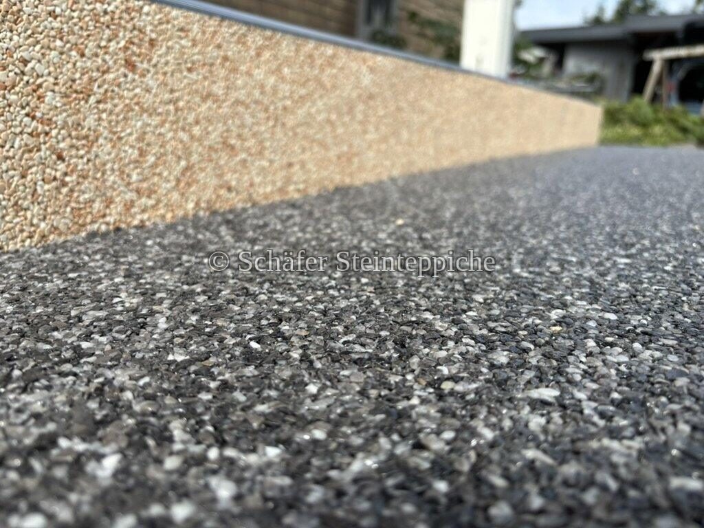 Nahaufnahme einer Terrassenkante mit Steinteppich im Freien