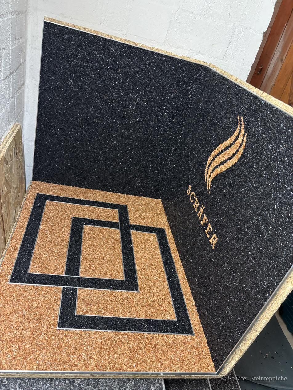 Musterboard mit dem SCHÄFER-Logo, eingearbeitet aus Naturstein-Splitt